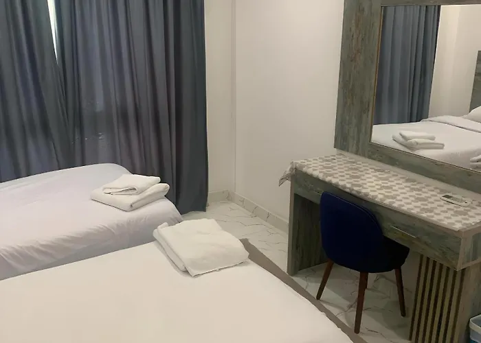 Queen T Resort *